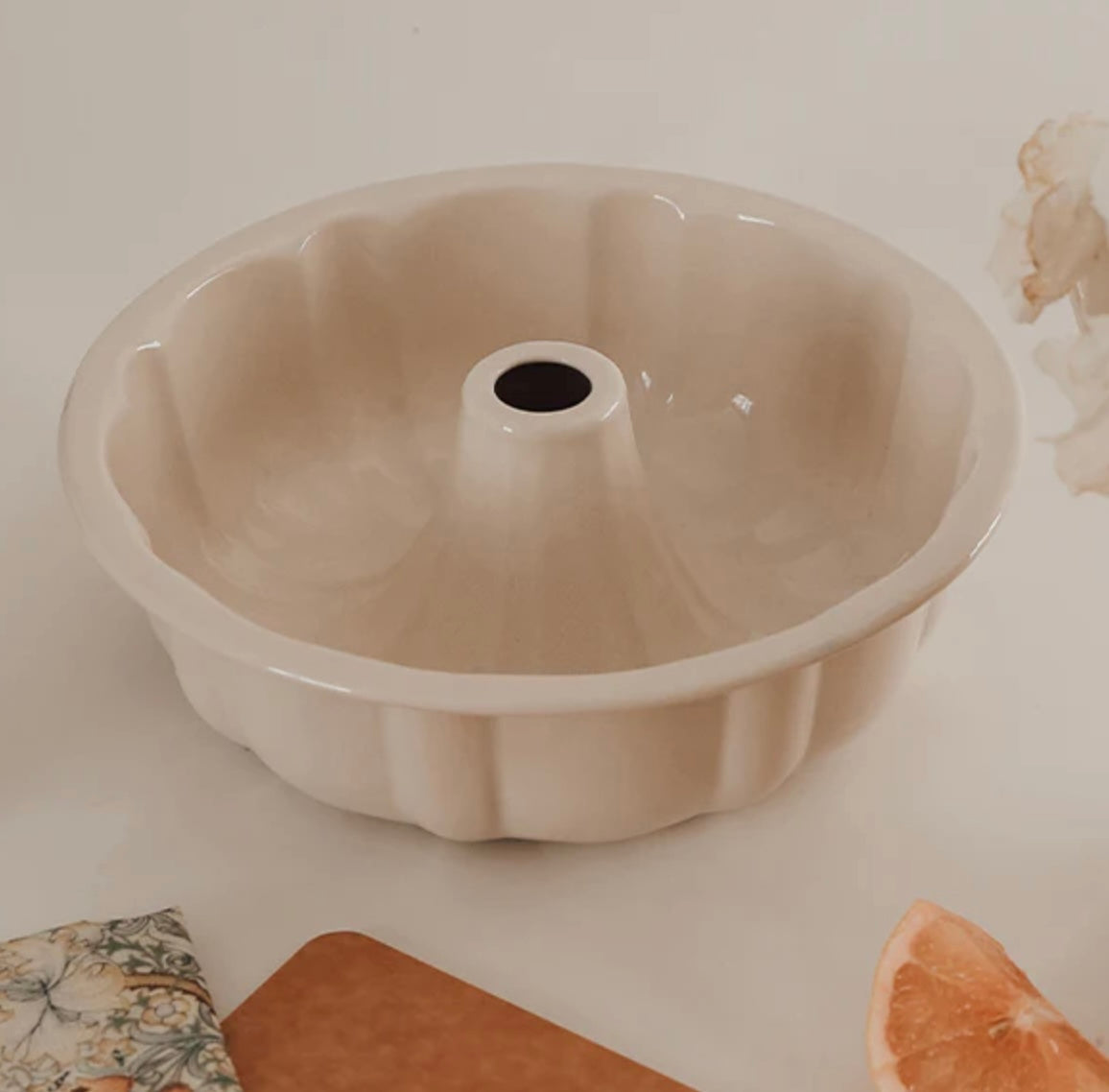 Dishy Enamel Bundt Pan 26cm Almond