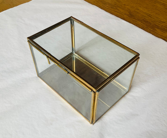 Glass trinket box with mirrored bottom